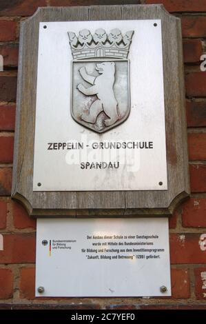 Die zwischen 1914 und 1917 nach den Entwürfen des Architekten Paul Schmitthenner errichtete Gartenstadt Staaken in Berlin-Spandau. Banque D'Images