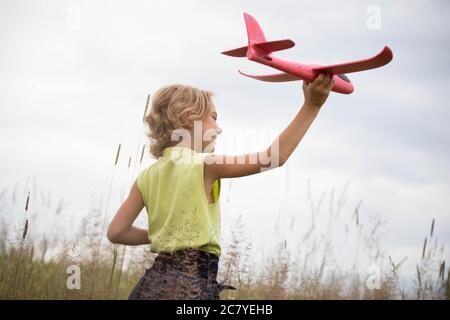 Happy kid Playing with toy airplane Banque D'Images