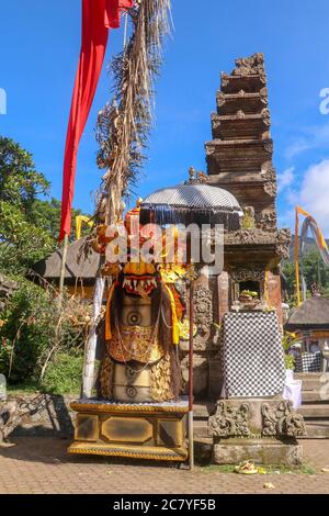 Une statue de Barong dans un temple hindou qui représente une énergie positive et bonne. Un temple enveloppé dans un motif carré noir et blanc qui aide à conduire Banque D'Images