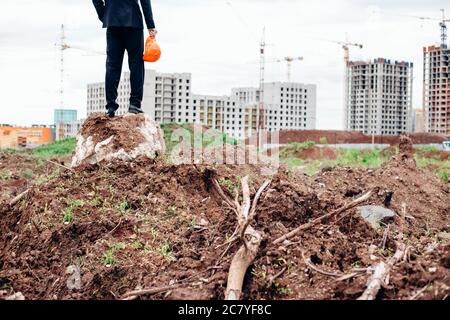 Vue rapprochée de l'arrière du travailleur de la construction qui porte un casque de sécurité à l'extérieur du chantier de construction.espace de copie. Banque D'Images