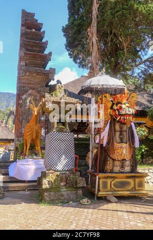 Une statue de Barong dans un temple hindou qui représente une énergie positive et bonne. Un temple enveloppé dans un motif carré noir et blanc qui aide à conduire Banque D'Images