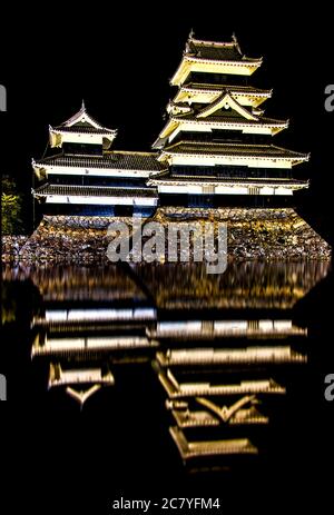 Photo nocturne du château de Matsumoto, l'un des plus grands châteaux historiques du Japon, appelé le château de Crow pour sa couleur noire, Matsumoto, Nagano, Japon Banque D'Images