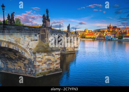 Belle scène matinale avec des bâtiments célèbres à Prague. Vieux pont Charles en pierre sur la Vltava au lever du soleil, Prague, République Tchèque, Europe Banque D'Images