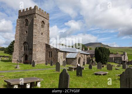 L'église paroissiale de Saint Oswald dans le village de Horton dans le Yorkshire Dales à Ribblesdale Banque D'Images