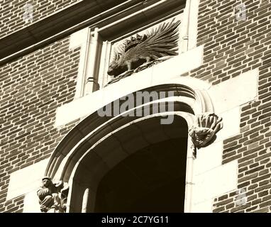 BLOIS, FRANCE - 15 JUILLET 2018 : Château royal de Blois. Détails architecturaux de l'extérieur. Porcupine avec couronne - symbole du roi Banque D'Images