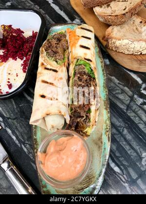 Tortilla envelopper avec les côtes de veau et la mayonnaise chaude / le shawarma. Restauration rapide traditionnelle. Banque D'Images