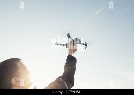 quadcopter avec caméscope en gros plan mâle Banque D'Images