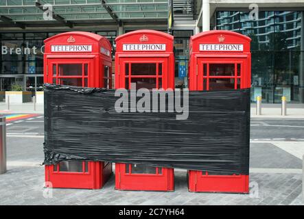 Wembley, Royaume-Uni. 19 juillet 2020. Les boîtes téléphoniques rouges qui ont été enveloppées dans du plastique noir, à l'extérieur du stade Wembley. The Emirates FA Cup demi-finale match Chelsea contre Manchester United, au stade Wembley, Londres, Royaume-Uni, le 19 juillet 2020. Le match se joue derrière des portes fermées en raison de la pandémie actuelle du coronavirus COVID-19 et des restrictions gouvernementales en matière de distance et de verrouillage social. Crédit : Paul Marriott/Alay Live News Banque D'Images