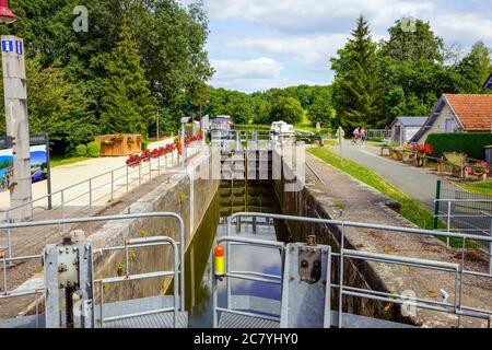 Écluse sur le canal Rhône-Rhin à Montreux-Château, département de Belfort en Bourgogne-Franche-Comté dans le nord-est de la France. Banque D'Images