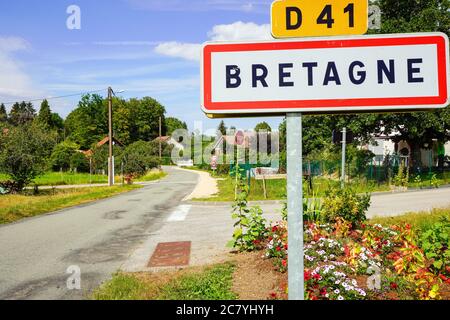 Route pour village Bretagne. Bretagne est une commune française, située dans le département du territoire de Belfort et la région Bourgogne-Franche-Comté. Banque D'Images