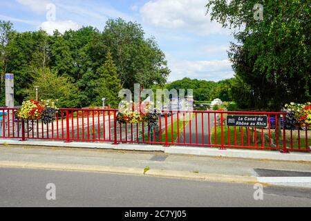 Écluse sur le canal Rhône-Rhin à Montreux-Château, département de Belfort en Bourgogne-Franche-Comté dans le nord-est de la France. Banque D'Images