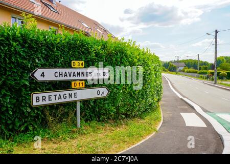 Route pour village Bretagne. Bretagne est une commune française, située dans le département du territoire de Belfort et la région Bourgogne-Franche-Comté. Banque D'Images