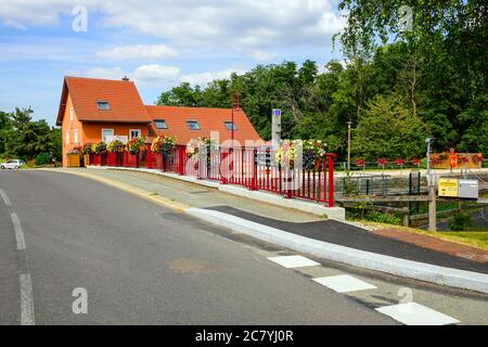 Écluse sur le canal Rhône-Rhin à Montreux-Château, département de Belfort en Bourgogne-Franche-Comté dans le nord-est de la France. Banque D'Images