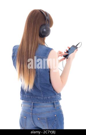 femme écoutant de la musique avec un téléphone portable isolé sur fond blanc Banque D'Images