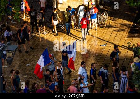 BLOIS, FRANCE - 15 JUILLET 2018 : les fans heureux célèbrent dans les rues après que l'équipe française de football a remporté le dernier match de la coupe du monde 2018 Banque D'Images