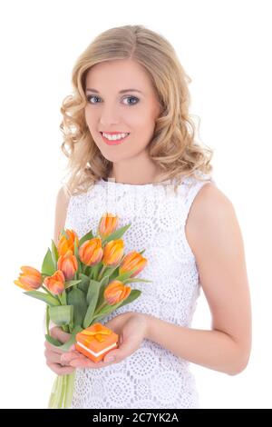 belle femme avec bouquet de tulipes orange et boîte cadeau de bijoux isolée sur fond blanc Banque D'Images