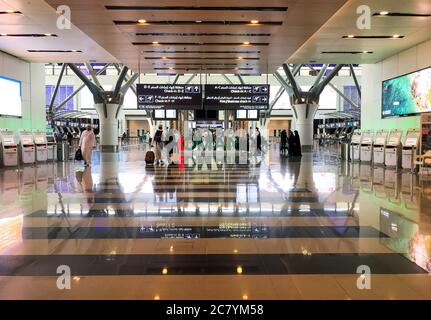 Muscat, Oman - 16 février 2020 : intérieur du terminal de départ de l'aéroport international de Muscat, Oman. Banque D'Images