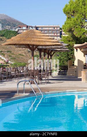 piscine et bar de plage avec parasols Banque D'Images