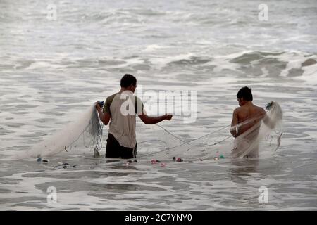 Pêcheurs utilisant des filets de pêche sur les eaux côtières de Kalala à Wula, Wula Waijelu, East Sumba, East Nusa Tenggara, Indonésie. Banque D'Images