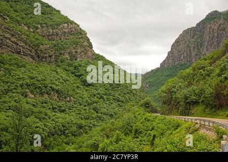 Chemin sinueux du canyon au Monténégro Banque D'Images