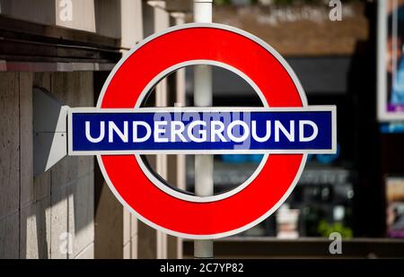 Le célèbre et emblématique panneau de la station de métro de Londres. Cette enseigne murale est située à la gare de Waterloo, montre la cocarde rouge avec une barre bleue. Banque D'Images