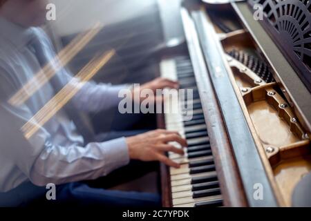 Musicien jouant du piano dans l'église avec filtre vintage. Banque D'Images