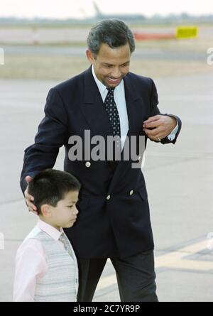 Le Sultan du Brunéi Hassanal Bolkiah avec son fils le prince Abdul Mateen quittant l'aéroport de Londres Heathrow en 1996. Banque D'Images