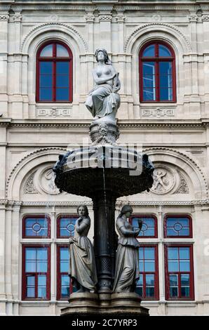Opéra de Vienne (Wiener Staatsoper) en Autriche, détail de la façade et des fontaines à l'extérieur du théâtre Banque D'Images