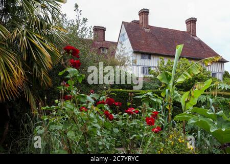 Great Dixter Manor, Northiam, East Sussex, construit vers 1450, la maison de Christopher Lloyd's et le célèbre jardin: Pris du jardin exotique Banque D'Images