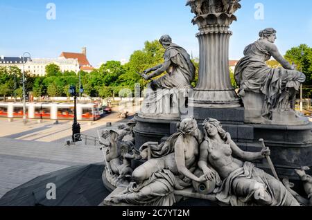 Vienne vue depuis le Parlement autrichien, avec un détail de la fontaine monumentale du Parlement Banque D'Images