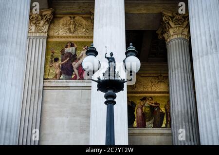 Parlement autrichien à Vienne (Autriche), détail de la décoration extérieure sur la façade, avec lampadaire et colonnes Banque D'Images