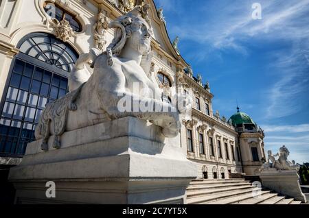 Château du Belvédère supérieur (Schloos Belvedere) à Vienne, Autriche. Détail de la façade et de la sculpture sphinx vue du parc public autour de la p Banque D'Images