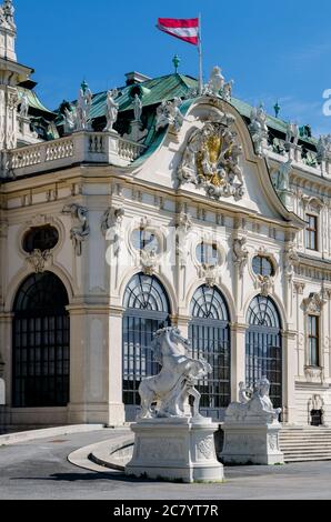 Château du Belvédère supérieur (Schloos Belvedere) à Vienne, Autriche. Détail de la façade vue depuis le parc public autour du palais Banque D'Images