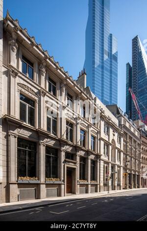 Vue oblique de l'élévation principale (sud), vue nord-est, avec 22 Bishopsgate dominant le bâtiment, tout comme le bâtiment Leadenhall. Tir de durée Banque D'Images