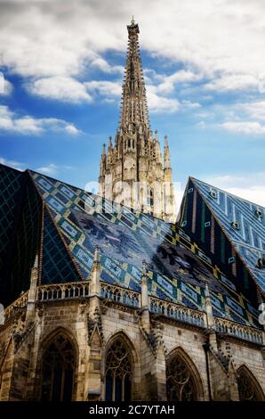 La cathédrale de Vienne (Stephandsdom) dédiée à Saint Stephen, avec son toit en tuiles verglacées et la flèche dôme Banque D'Images