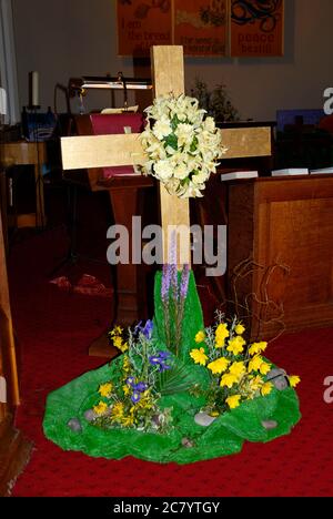 Croix exposée dans l'église à Pâques. Banque D'Images
