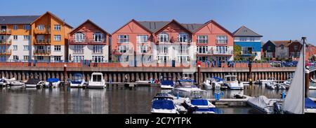 Vue panoramique sur le développement du logement à côté du port, Exmouth, Devon, Angleterre. Banque D'Images