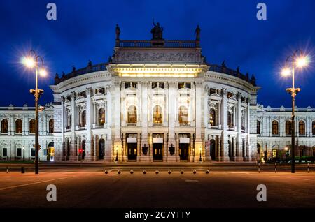 Le Burgtheater historique de Vienne (Autriche), le plus important théâtre de langue allemande au monde, la nuit Banque D'Images