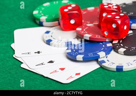 jeu coloré de jetons, dés et cartes de poker sur la table verte Banque D'Images