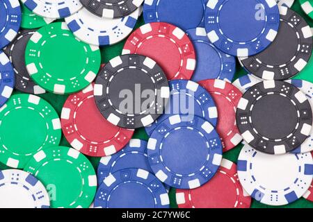 gros plan de jetons de poker colorés sur la table Banque D'Images