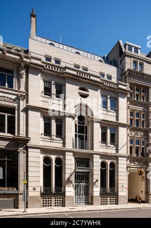 Vue légèrement oblique de l'élévation principale (sud), en regardant vers le nord-est sur Cornhill. Tir pendant le verrouillage Covid 19. 68 Cornhill - quartier historique de Corn Banque D'Images