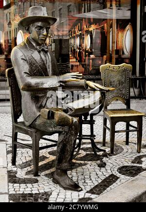 LISBONNE, PORTUGAL - 18 MARS : statue de Fernando Pessoa en dehors du café A Brasileira le 18 mars 2014 à Lisbonne, Portugal. Cette statue emblématique et le Banque D'Images