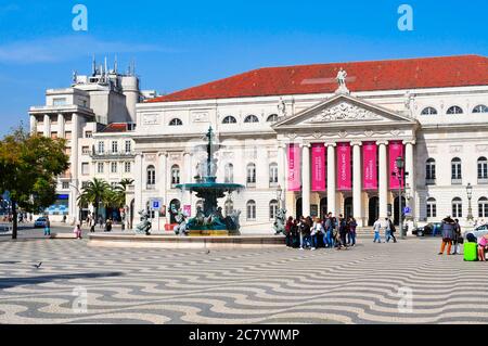 LISBONNE, PORTUGAL - MARS 17 : façade principale du Théâtre national Dona Maria II le 17 mars 2014 à Lisbonne, Portugal. Le théâtre est situé dans l'RO Banque D'Images