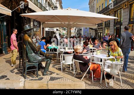 LISBONNE, PORTUGAL - MARS 17: La terrasse surpeuplée de café A Brasileira avec la statue de Fernando Pessoa le 17 mars 2014 à Lisbonne, Portugal. Ceci s Banque D'Images