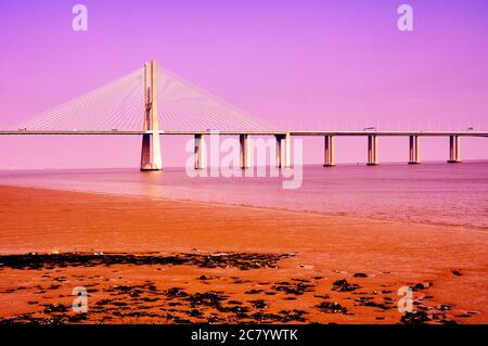 LISBONNE, PORTUGAL - MARS 20: Vue du pont Vasco da Gama le 20 mars 2014 à Lisbonne, Portugal. Ce viaduc au-dessus du Tage est la plus longue de la BRIÉ Banque D'Images