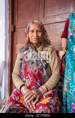 Agra / Inde - 13 février 2020 : Portrait de la vieille femme indienne aux cheveux blancs et foulard avec problèmes de dents dans sa bouche Banque D'Images