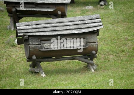 Musée lituanien de l'apiculture ancienne dans le village de Stripeikiai, parc national d'Aukstaitija Banque D'Images