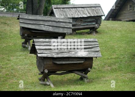 Musée lituanien de l'apiculture ancienne dans le village de Stripeikiai, parc national d'Aukstaitija Banque D'Images