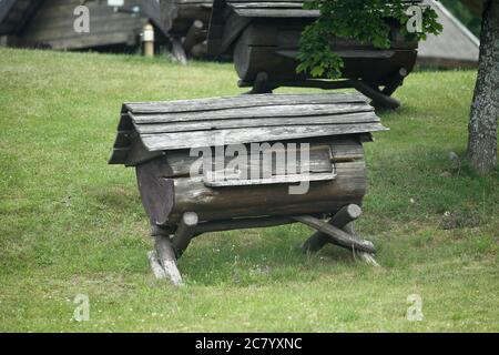 Musée lituanien de l'apiculture ancienne dans le village de Stripeikiai, parc national d'Aukstaitija Banque D'Images