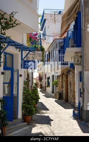 Ruelles pittoresques dans le village de Glossa, sur l'île grecque de Skopelos, avec des maisons blanches, des fenêtres et des balcons colorés. Banque D'Images
